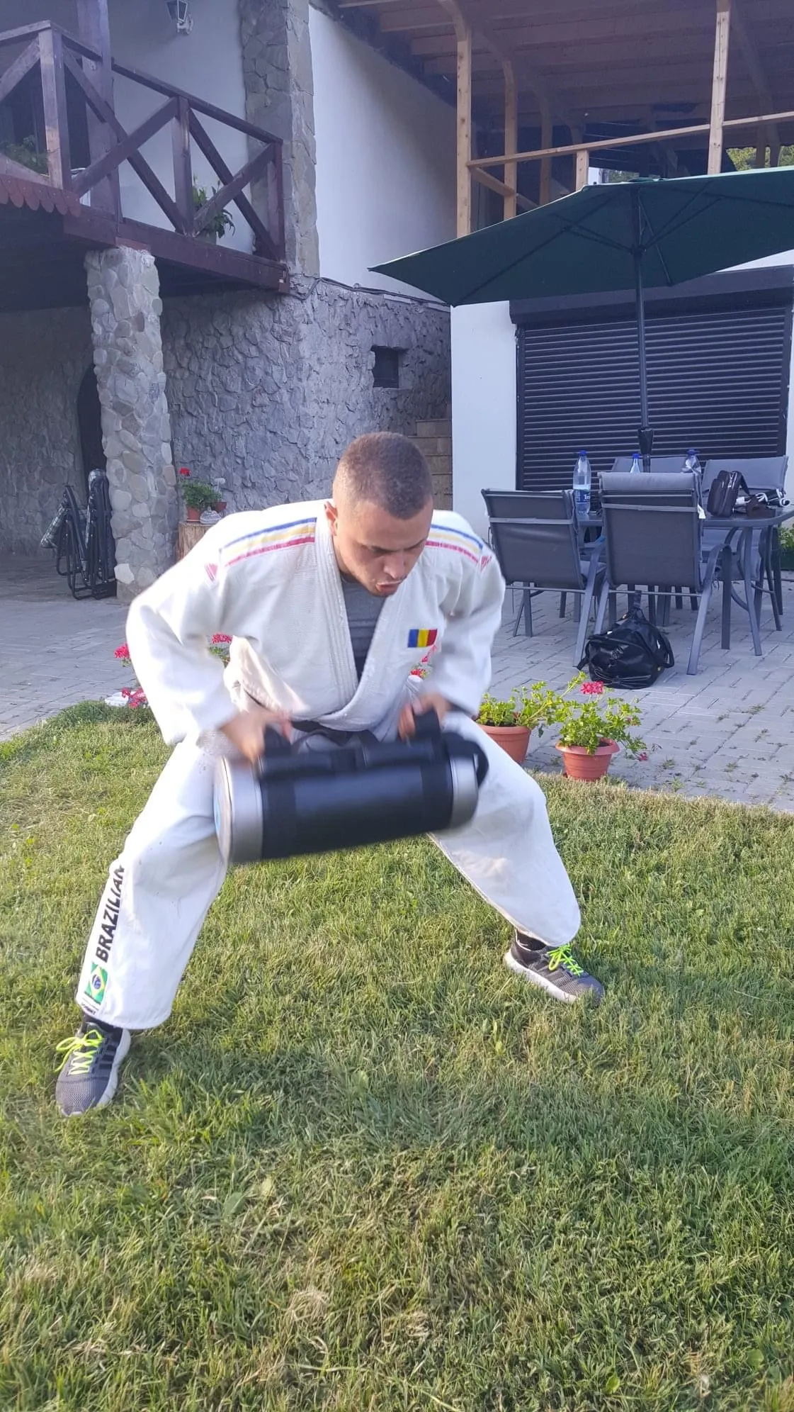 Mădălin Dragomir la antrenament, în kimono de judo, cu sac de forță