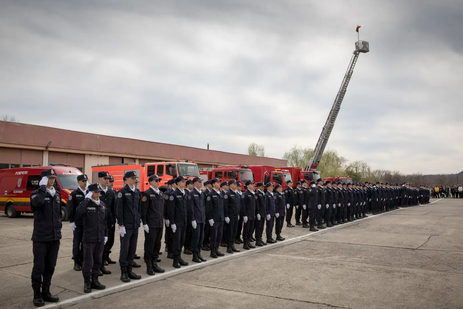 Careu de elevi pompieri, în fața autospecialelor de intervenție