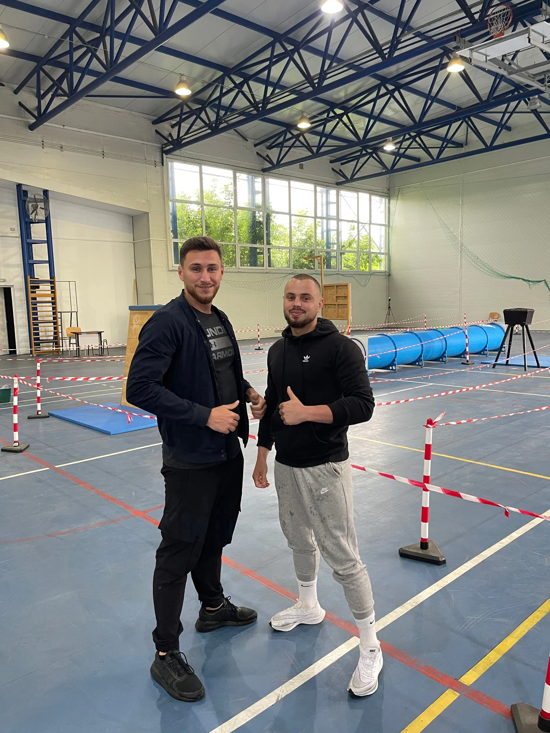 Mădălin Dragomir alături de un candidat, în sala de pregătire din Strehaia