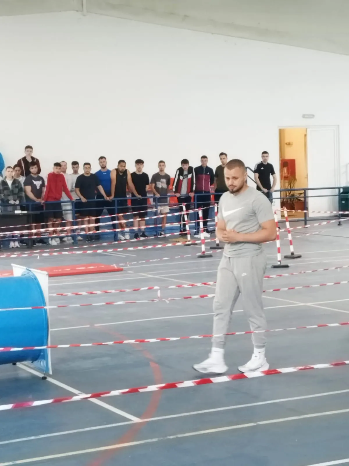 Mădălin Dragomir la o evaluare pe traseul practic-aplicativ, cu candidații așteptând pe margine