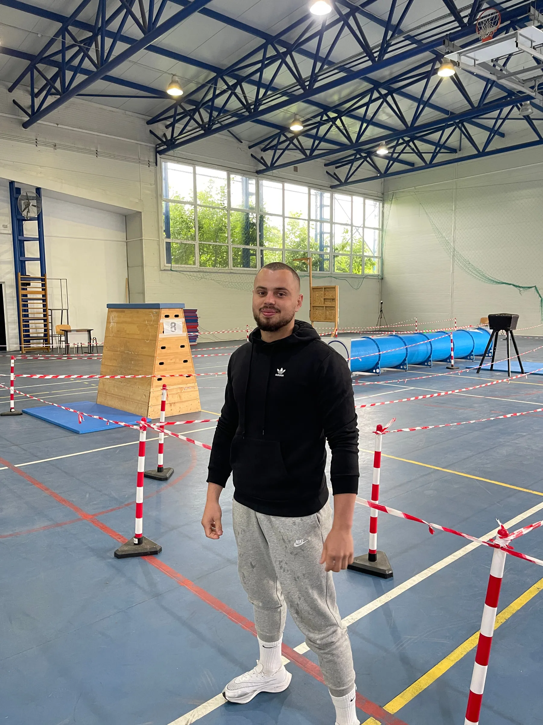 Mădălin Dragomir în sala de pregătire din Strehaia, lângă traseul practic-aplicativ montat
