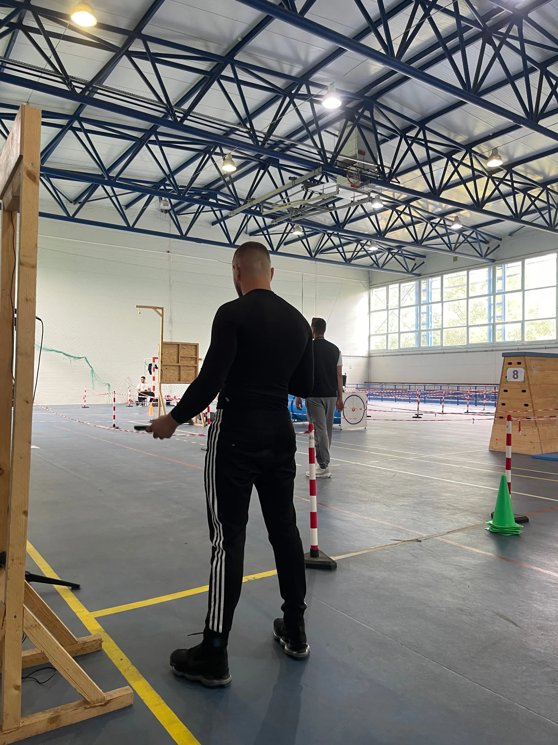 Mădălin Dragomir la linia de start a traseului practic-aplicativ, cu instalația completă montată în sală