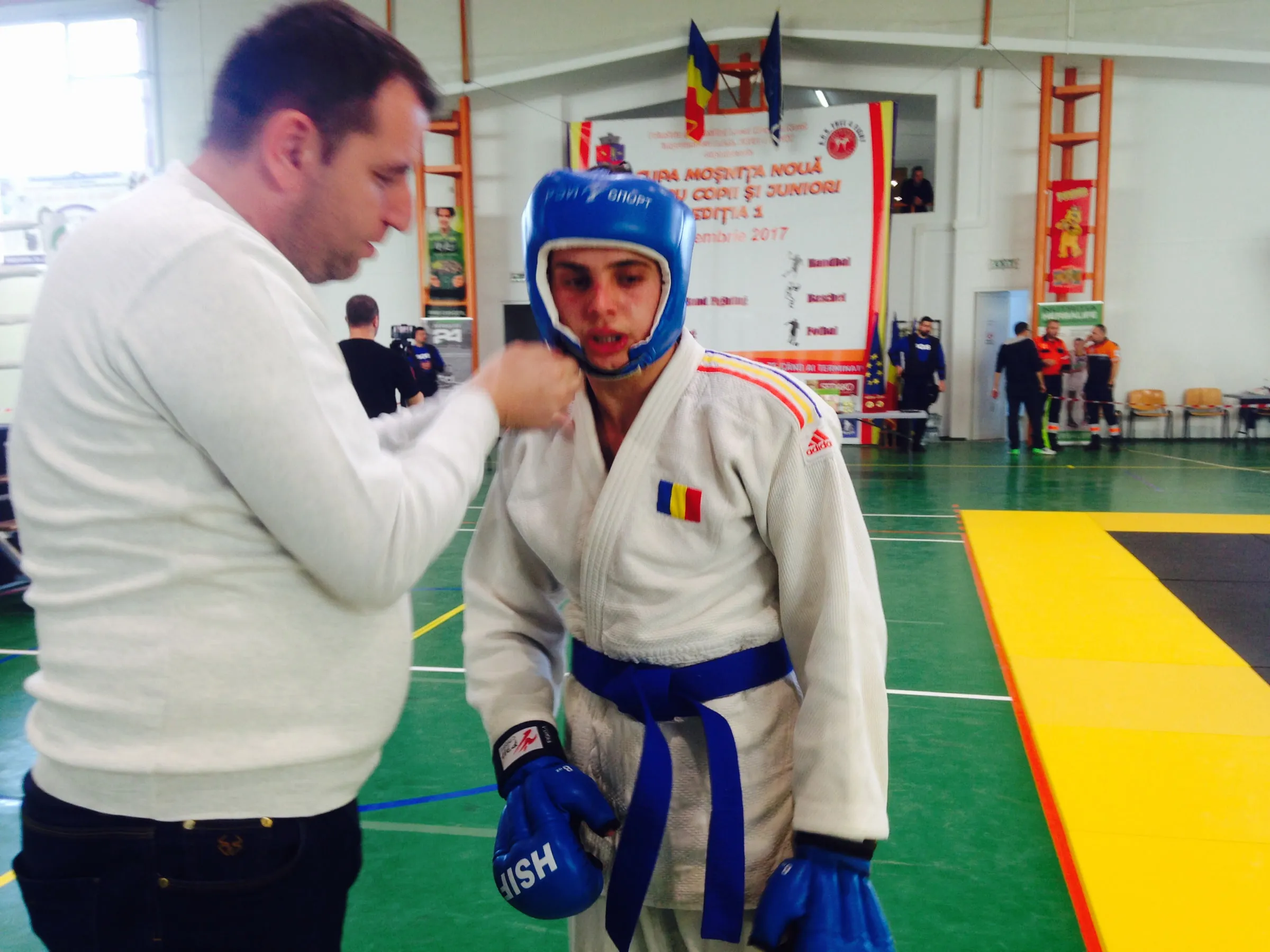 Mădălin Dragomir în colț, alături de un sportiv pe care îl antrenează